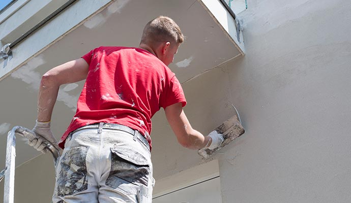 Expert worker doing stucco painting